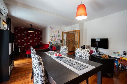 Apartamento T3 à venda na Rua Helena Carrigton, 28