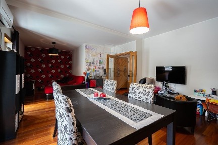 Apartamento T3 à venda na Rua Helena Carrigton, 28