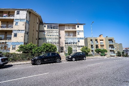 Apartamento T3 à venda na Rua Rui Braga Carrington da Costa