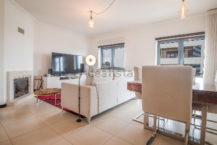 Apartamento T3 à venda na Rua Angelo de Carvalho, 25