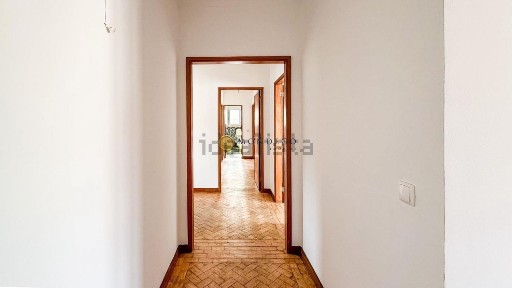 Apartamento T4 à venda na Rua Condessa do Ameal