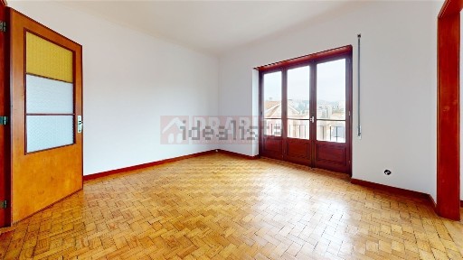 Apartamento T4 à venda na Rua de Angola, 74