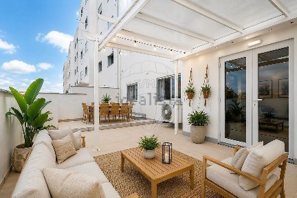 Apartamento T3 à venda na Rua Capitão Santos Leite