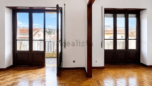 Apartamento T4 à venda na Rua de Angola