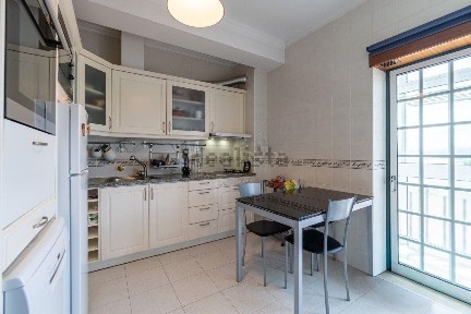 Apartamento T3 à venda na Rua Ernesto de Melo Antunes, 3