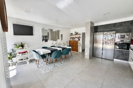 Apartamento T4 à venda na Rua Maria Olguim