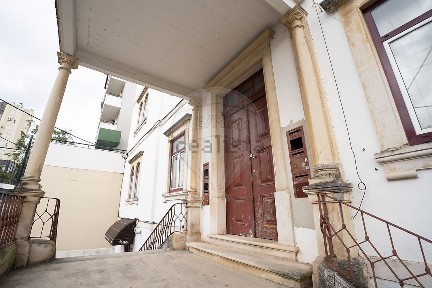 Apartamento T6 à venda na Rua Doutor Augusto Rocha