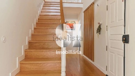 Apartamento T6 à venda na Rua Padre Manuel da Nóbrega