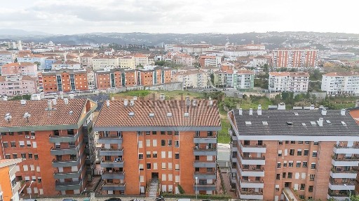 Apartamento T7 à venda na Rua Padre Manuel da Nóbrega