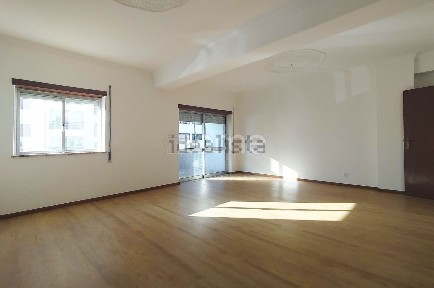 Apartamento T3 à venda na Rua Helena Carrigton s/n