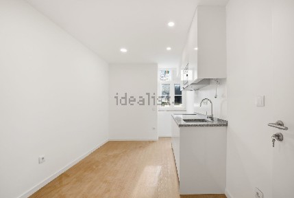Apartamento T0 à venda na Rua Montarroio, 53
