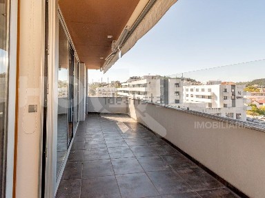 Apartamento T3 à venda na Rua Irmã Lúcia