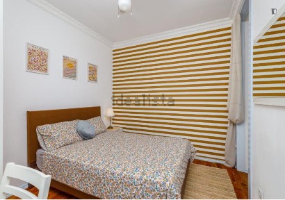 Arrendamento de apartamento T6 na Rua Latino Coelho