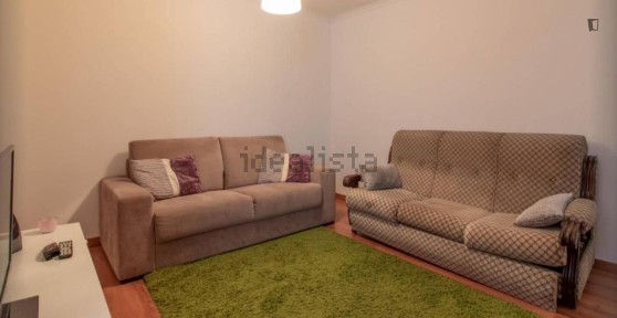 Arrendamento de apartamento T5 na Rua Alferes Barrilaro Ruas