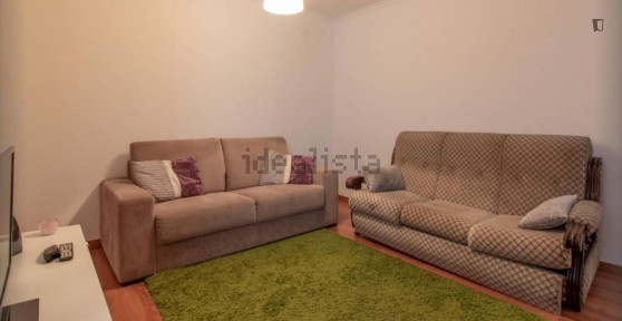 Arrendamento de apartamento T5 na Rua Alferes Barrilaro Ruas