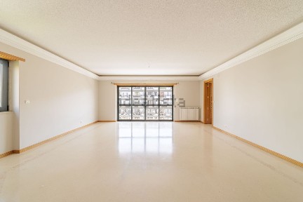 Arrendamento de apartamento T3 na Rua do Viveiro, 537
