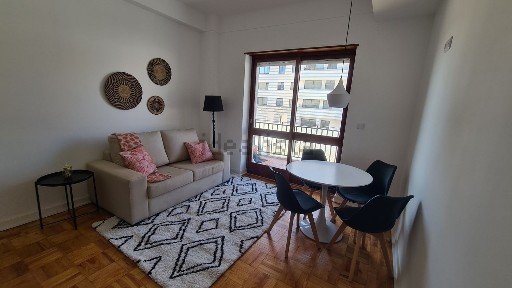Apartamento T5 à venda na Padre Estevão Cabral