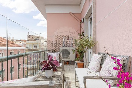 Arrendamento de apartamento T3 na Rua Alfredo Cortês