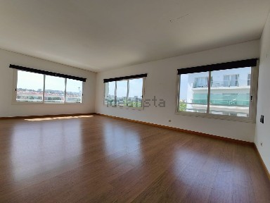 Arrendamento de apartamento T3 na Rua das Urcas, 1