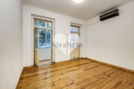Arrendamento de apartamento T5 no Calçada do Lavra, 17