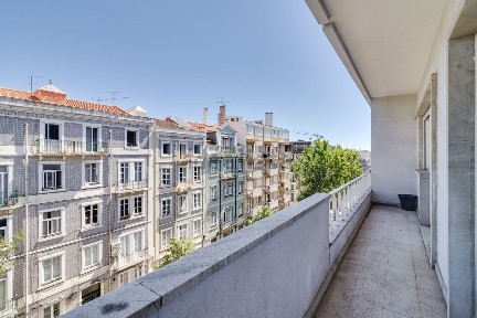 Arrendamento de apartamento T3 na Rua do Conde de Redondo