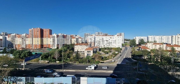 Arrendamento de apartamento T4 na Rua Abranches Ferrão