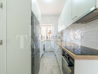 Arrendamento de apartamento T3 na Rua Leão de Oliveira nº 2 a