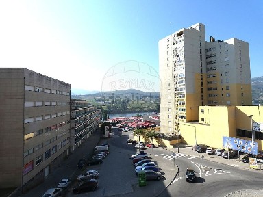 Apartamento T4 à venda na Rua Professor José Lacerda