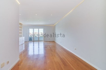 Arrendamento de apartamento T3 na Rua Professor Dias Valente, 373