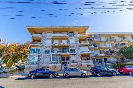 Arrendamento de apartamento T2 na Rua do Lobito, 244