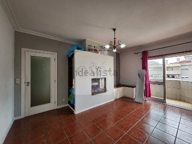 Apartamento T3 à venda na Rua Luís José Ribeiro