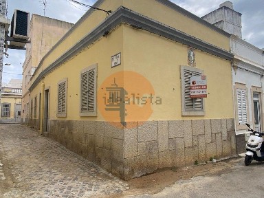 Moradia independente à venda na Baixa