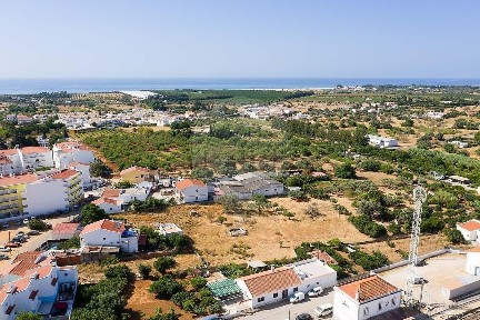Armazém à venda na Rua Doutor José Colaço Fernandes