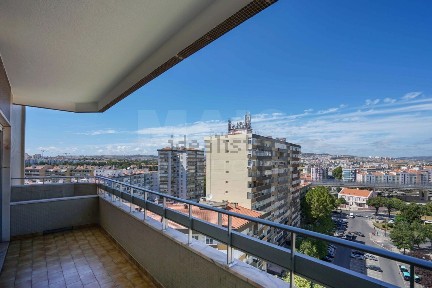 Arrendamento de apartamento T5 na Rua Cordeiro Ferreira