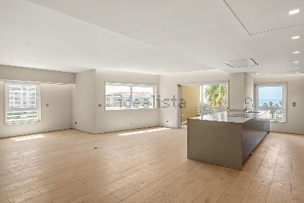 Arrendamento de apartamento T4 na Avenida Plátanos, 125