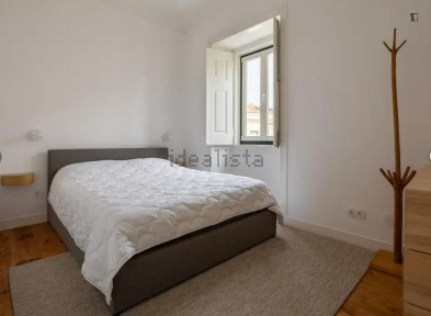 Arrendamento de apartamento T4 no Largo Fornos