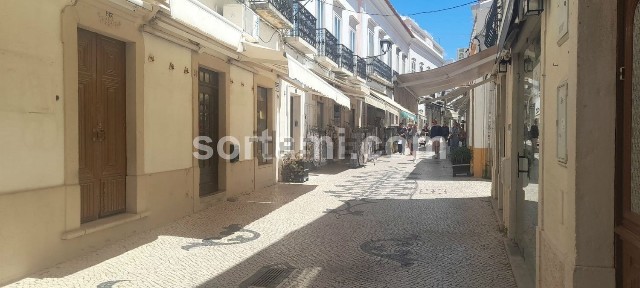 Espaço comercial à venda no Centro Oeste da Cidade de Loulé