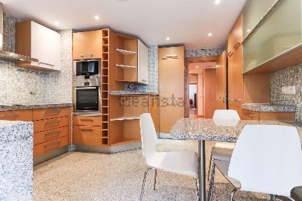 Arrendamento de apartamento T4 na Rua Virgílio Correia, 12