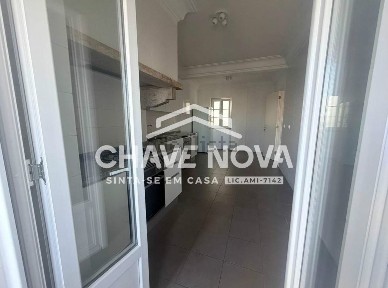 Arrendamento de apartamento T4 na Rua Marquês de Fronteira, 82