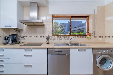Arrendamento de apartamento T3 na Rua Ribeira das Vinhas