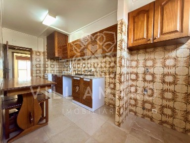 Arrendamento de apartamento T2 na Rua Luís de Freitas Branco