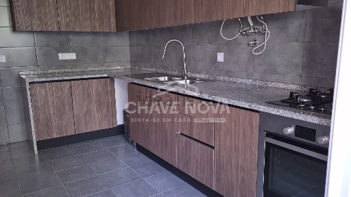 Arrendamento de apartamento T5 na Avenida Defensores de Chaves