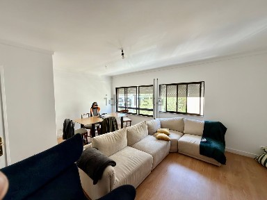 Arrendamento de apartamento T3 na Rua Jorge Barradas, 24
