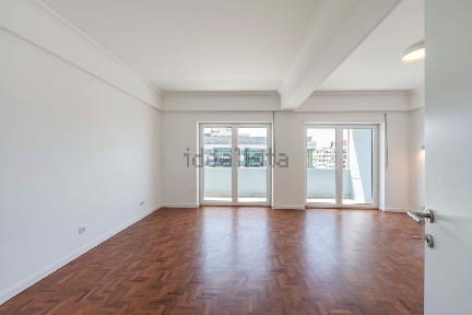 Arrendamento de apartamento T4 na Rua Visconde de Seabra