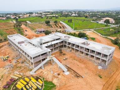 Espaço comercial à venda na Rua do Amendoal