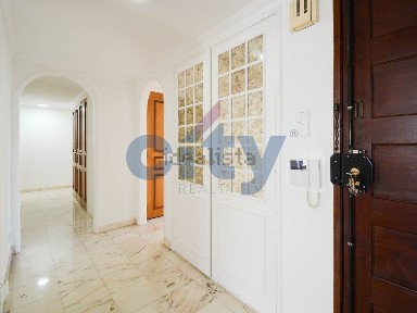 Arrendamento de apartamento T5 na Rua Leitão de Barros