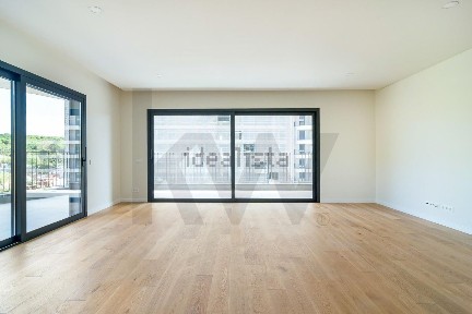 Arrendamento de apartamento T3 na Rua Amadeu de Sousa Cardoso, 2