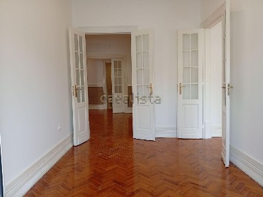 Arrendamento de apartamento T4 na Rua Fialho de Almeida, 14