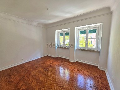 Arrendamento de apartamento T3 na Avenida João XXI, 28