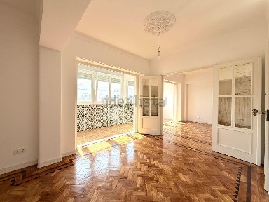Arrendamento de apartamento T3 na Av. Estados Unidos da América